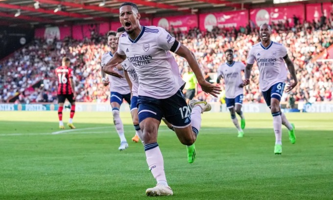 Saliba mừng bàn ấn định thắng lợi 3-0 cho Arsenal trong trận làm khách của Bournemouth ngày 20/8. Ảnh: Reuters