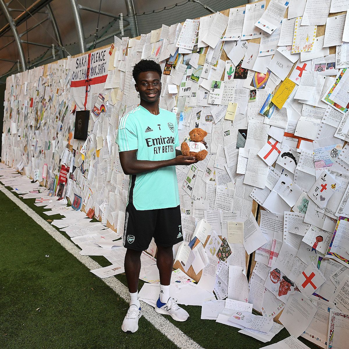 Arsenal star Bukayo Saka's touching reaction as he returns to a wall of messages - Mirror Online