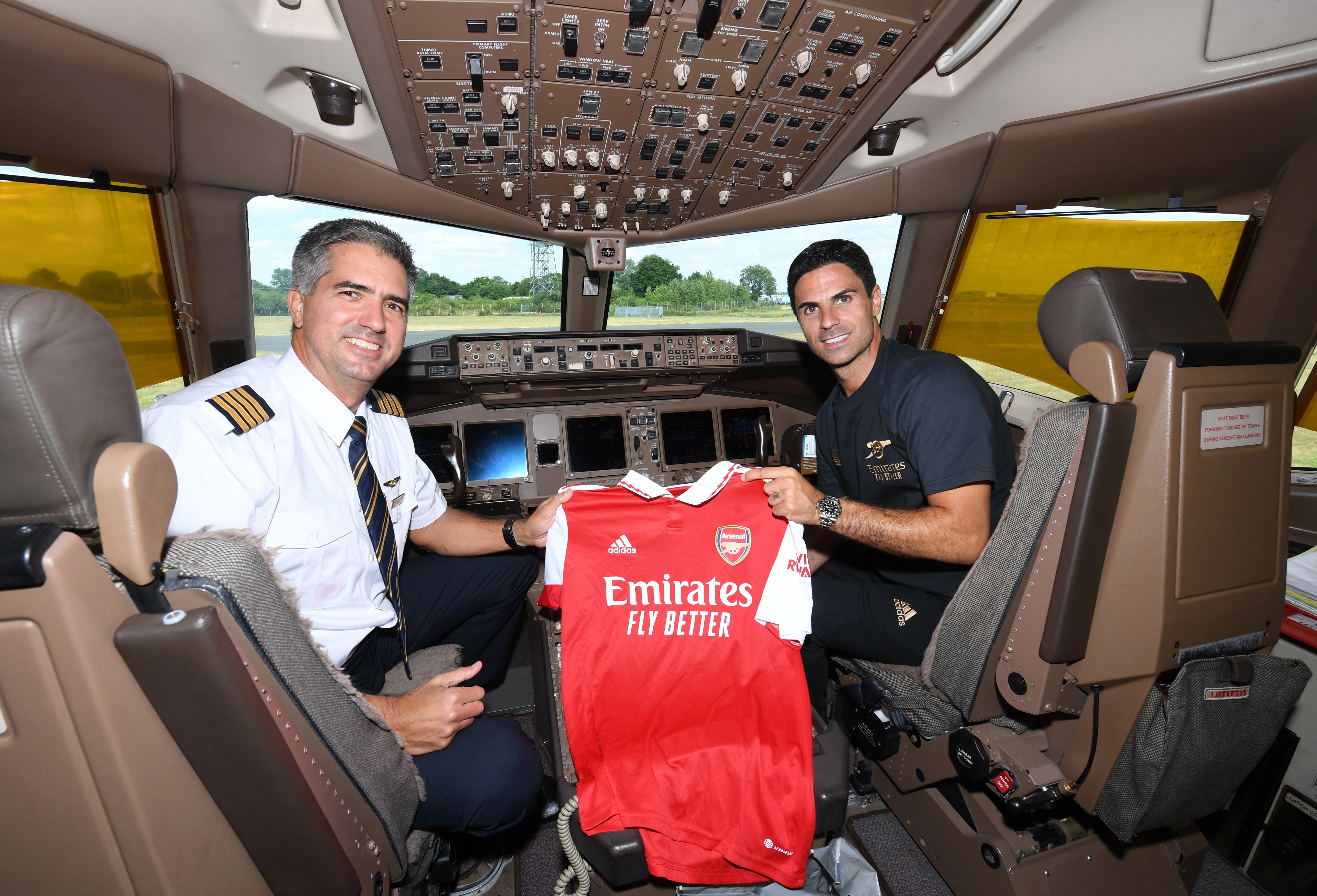 The pair held up an Arsenal shirt and smiled for the cameras