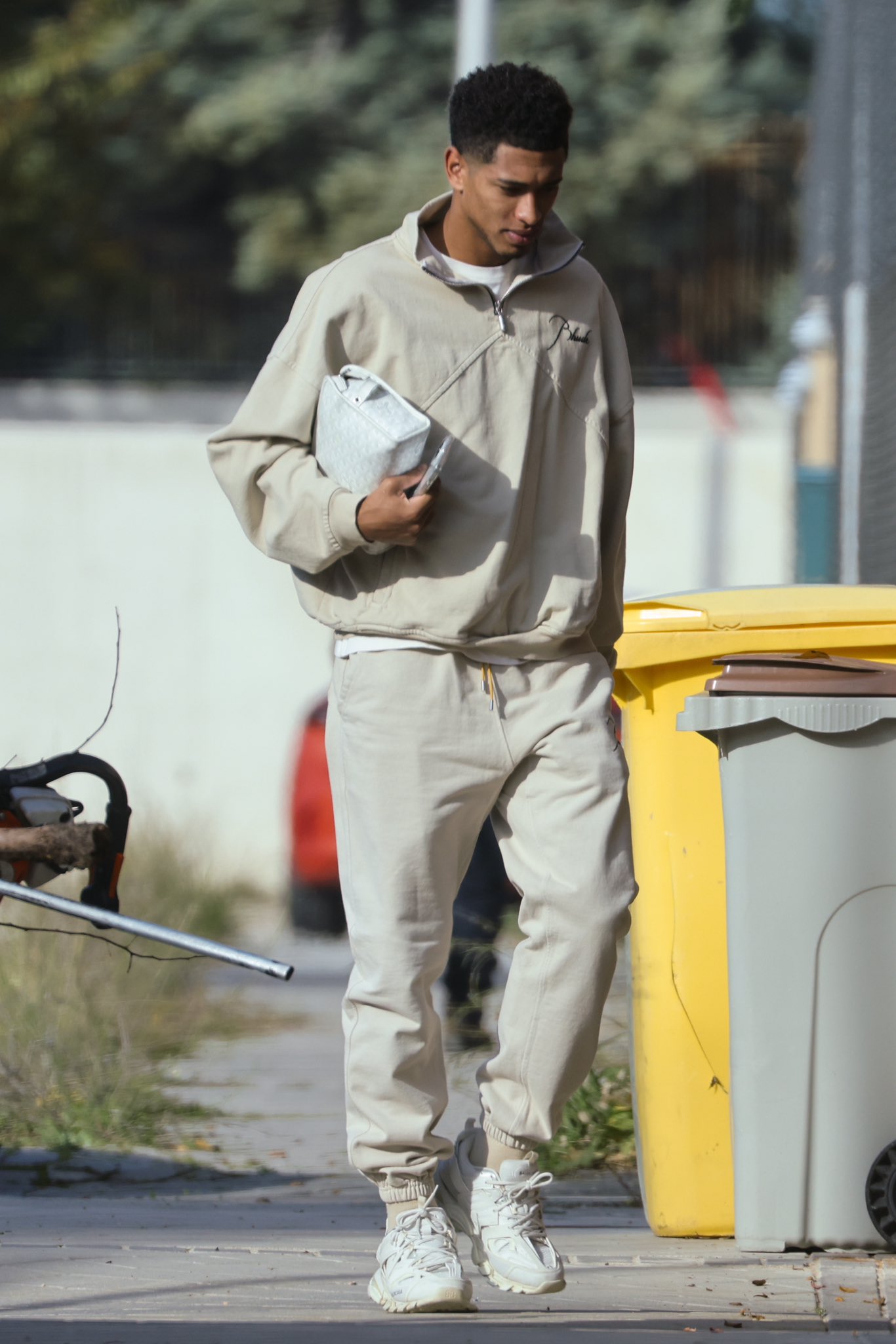 21 on X: "Jude Bellingham is spotted in Madrid after withdrawing from the  England squad. https://t.co/JbFLeY5qq6" / X