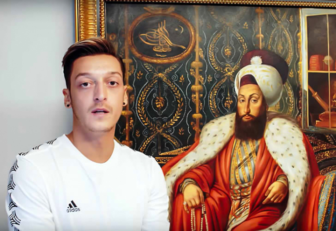 Ozil dedicates a corner of the living room to display handicrafts from Türkiye - his homeland.