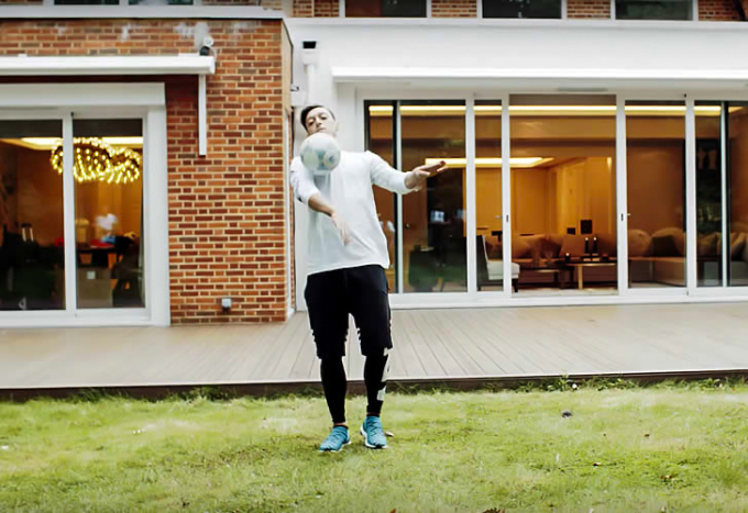 Ozil plays juggling in the garden. This is where he can practice football when he is at home.