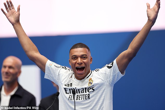 He counted to three and encouraged fans to chant 'Hala Madrid' to mark the occasion