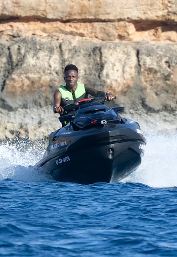 Vinicius Junior enjoys a few days of vacation on the island of Ibiza.