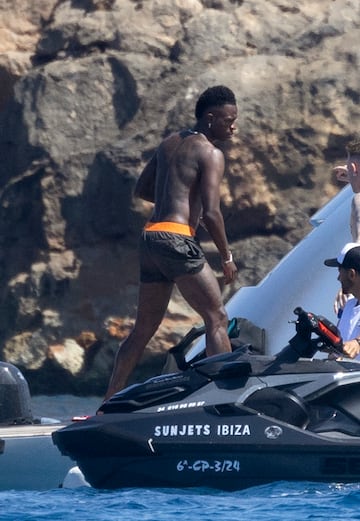 Vinicius Junior enjoys a few days of vacation on the island of Ibiza.